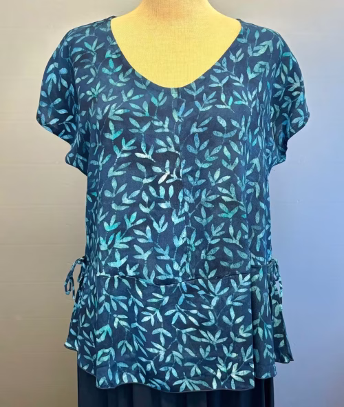 Batikbluse Model 183 Crepe - Løv Mørkeblå, asem, nachtblau, blade, mørkeblå, marine, navy, blå, crepe, kort, feminin, taljeret, talje, timeglas, feminin, yndig, stilig, klassisk, smart, holdbar, batik, bæredygtig, unikat, topat, schäfer, bluse, kort, kortærmet, sommer, fest, biti, ribe