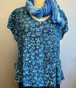 Batikbluse Model 183 Crepe - Løv Mørkeblå, asem, nachtblau, blade, mørkeblå, marine, navy, blå, crepe, kort, feminin, taljeret, talje, timeglas, feminin, yndig, stilig, klassisk, smart, holdbar, batik, bæredygtig, unikat, topat, schäfer, bluse, kort, kortærmet, sommer, fest, biti, ribe