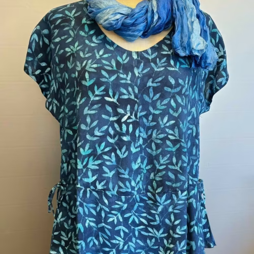 Batikbluse Model 183 Crepe - Løv Mørkeblå, asem, nachtblau, blade, mørkeblå, marine, navy, blå, crepe, kort, feminin, taljeret, talje, timeglas, feminin, yndig, stilig, klassisk, smart, holdbar, batik, bæredygtig, unikat, topat, schäfer, bluse, kort, kortærmet, sommer, fest, biti, ribe