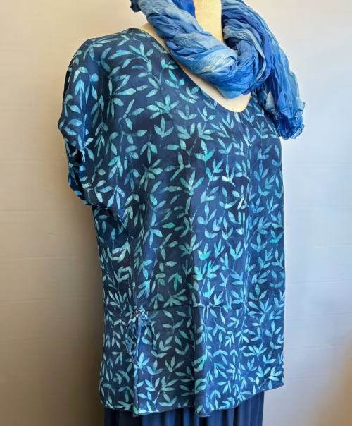 Batikbluse Model 183 Crepe - Løv Mørkeblå, asem, nachtblau, blade, mørkeblå, marine, navy, blå, crepe, kort, feminin, taljeret, talje, timeglas, feminin, yndig, stilig, klassisk, smart, holdbar, batik, bæredygtig, unikat, topat, schäfer, bluse, kort, kortærmet, sommer, fest, biti, ribe