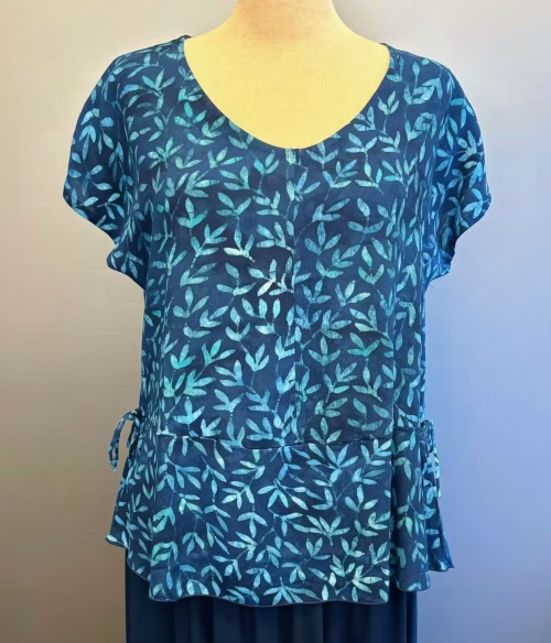 Batikbluse Model 183 Crepe - Løv Mørkeblå, asem, nachtblau, blade, mørkeblå, marine, navy, blå, crepe, kort, feminin, taljeret, talje, timeglas, feminin, yndig, stilig, klassisk, smart, holdbar, batik, bæredygtig, unikat, topat, schäfer, bluse, kort, kortærmet, sommer, fest, biti, ribe