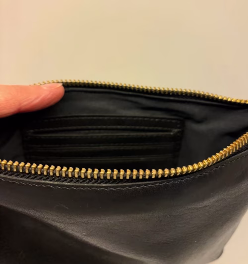 Lille Taske i Skind med Kortlommer - Rijka Sort, taske, kortholder, lille, klassisk, ægte, læder, skind, skindtaske, kalveskind, blankt, elegant, fest, festtaske, gå i byen, guld, hardware, bred rem, flot, enkel, stilig, billigt, billig, lille, smart, moderne, piger, damer, gave, gaveide, mors dag, dansk, design, montana, treats, danmark, ribe, biti, vadehavet, særlig, morsdagsgave, student, stuentergave