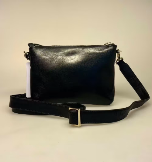 Lille Taske i Skind med Kortlommer - Rijka Sort, taske, kortholder, lille, klassisk, ægte, læder, skind, skindtaske, kalveskind, blankt, elegant, fest, festtaske, gå i byen, guld, hardware, bred rem, flot, enkel, stilig, billigt, billig, lille, smart, moderne, piger, damer, gave, gaveide, mors dag, dansk, design, montana, treats, danmark, ribe, biti, vadehavet, særlig, morsdagsgave, student, stuentergave