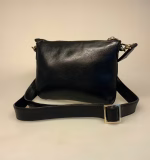 Lille Taske i Skind med Kortlommer - Rijka Sort, taske, kortholder, lille, klassisk, ægte, læder, skind, skindtaske, kalveskind, blankt, elegant, fest, festtaske, gå i byen, guld, hardware, bred rem, flot, enkel, stilig, billigt, billig, lille, smart, moderne, piger, damer, gave, gaveide, mors dag, dansk, design, montana, treats, danmark, ribe, biti, vadehavet, særlig, morsdagsgave, student, stuentergave