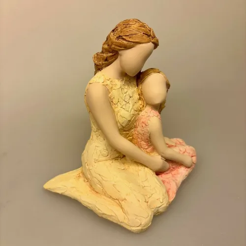 More Than Words A Mothers Love - Siddende Kvinde med Pige, 9581, en moders kærlighed, mors dag, mor, moder, datter, tante, moster, faster, dagpleje, barnepige, omsorg, lytte, fortrolighed, symbolsk, gave, gaveide, poetisk, fin, smuk, særlig, modelleret, ler, keramik, engelesk, more than words, arora, biti, ribe, pynt, figur, willow, three,