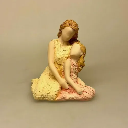 More Than Words A Mothers Love - Siddende Kvinde med Pige, 9581, en moders kærlighed, mors dag, mor, moder, datter, tante, moster, faster, dagpleje, barnepige, omsorg, lytte, fortrolighed, symbolsk, gave, gaveide, poetisk, fin, smuk, særlig, modelleret, ler, keramik, engelesk, more than words, arora, biti, ribe, pynt, figur, willow, three,
