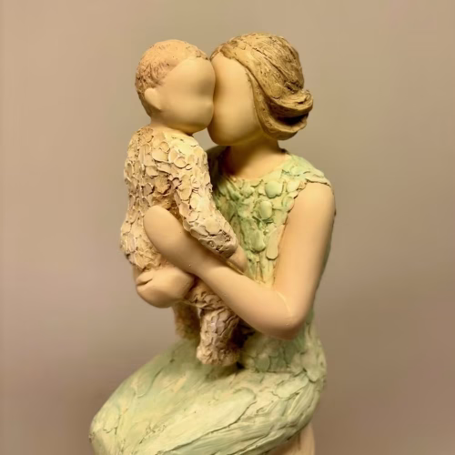 More Than Words - Siddende Kvinde med Baby, grandmothers love, bedstemor, mors dag, mormor, farmor, bedste, tante, moster, faster, gudmor, barnebarn, lille ny, datter, søn, dagplejemor, barnepige, figur, særlig, kærlighed, omsorg, tak, børnehave, vuggestue, baby, barsel, gaveide, gave, symbolsk, modelleret, figur, biti, ribe, engelsk, arora