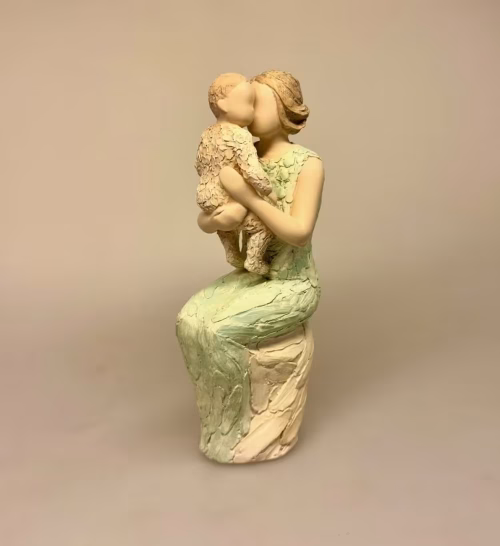 More Than Words - Siddende Kvinde med Baby, grandmothers love, bedstemor, mors dag, mormor, farmor, bedste, tante, moster, faster, gudmor, barnebarn, lille ny, datter, søn, dagplejemor, barnepige, figur, særlig, kærlighed, omsorg, tak, børnehave, vuggestue, baby, barsel, gaveide, gave, symbolsk, modelleret, figur, biti, ribe, engelsk, arora