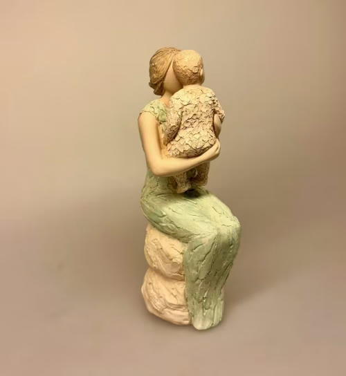More Than Words - Siddende Kvinde med Baby, grandmothers love, bedstemor, mors dag, mormor, farmor, bedste, tante, moster, faster, gudmor, barnebarn, lille ny, datter, søn, dagplejemor, barnepige, figur, særlig, kærlighed, omsorg, tak, børnehave, vuggestue, baby, barsel, gaveide, gave, symbolsk, modelleret, figur, biti, ribe, engelsk, arora