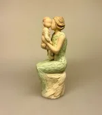 More Than Words - Siddende Kvinde med Baby, grandmothers love, bedstemor, mors dag, mormor, farmor, bedste, tante, moster, faster, gudmor, barnebarn, lille ny, datter, søn, dagplejemor, barnepige, figur, særlig, kærlighed, omsorg, tak, børnehave, vuggestue, baby, barsel, gaveide, gave, symbolsk, modelleret, figur, biti, ribe, engelsk, arora
