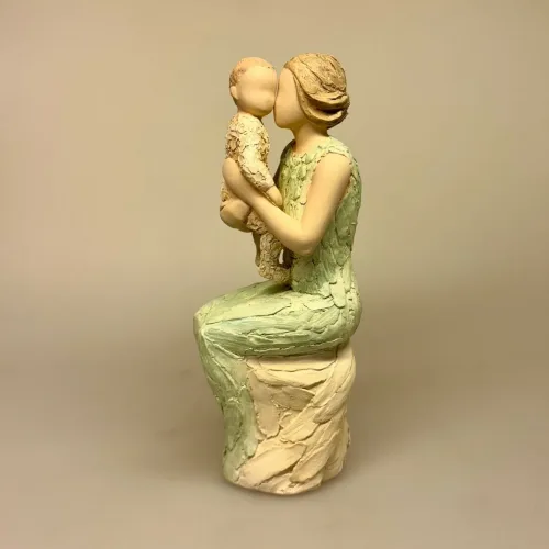 More Than Words - Siddende Kvinde med Baby, grandmothers love, bedstemor, mors dag, mormor, farmor, bedste, tante, moster, faster, gudmor, barnebarn, lille ny, datter, søn, dagplejemor, barnepige, figur, særlig, kærlighed, omsorg, tak, børnehave, vuggestue, baby, barsel, gaveide, gave, symbolsk, modelleret, figur, biti, ribe, engelsk, arora