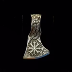 Vikingevedhæng Sølv Økse med Vegvisir, sv 668, heksetegn, vejviser, amulet, vikinger, vikingesmykke, museumssmykke, vedhæng, kæde, ægte, sterling, sølv, smykke, fund, kopismykke, beskytter, styrke, vikingeøkse, økseblad, biti, ribe, kraftigt, stort, maskulint, gave, gaveide, odin, aser, asatro, thor, udgård, midgård, asgård,