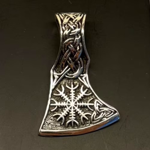 Vikingevedhæng Sølv Økse med Vegvisir, sv 668, heksetegn, vejviser, amulet, vikinger, vikingesmykke, museumssmykke, vedhæng, kæde, ægte, sterling, sølv, smykke, fund, kopismykke, beskytter, styrke, vikingeøkse, økseblad, biti, ribe, kraftigt, stort, maskulint, gave, gaveide, odin, aser, asatro, thor, udgård, midgård, asgård,