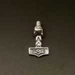 Vikingevedhæng i Sølv - Lille Thorshammer med Fenrisulv, BLT, sv884, sv 884, lille, kraftig, ulv, ulvehammer, mjølner, thor, thorshammer, ulvehoved, fenris, fenrisulven, til, dreng, mand, pige, vikinger, vikingesmykke, vedhæng, vikingevedhæng, dåb, barnedåb, dåbsgave, amulet, beskyttelse, asatro, aser, gamle, guder, museumssmykke, ægte, fund, danefæ, kopismykke, asgård, sterling, sølv, biti, ribe