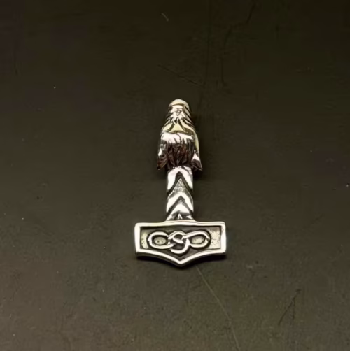 Vikingevedhæng i Sølv - Lille Thorshammer med Fenrisulv, BLT, sv884, sv 884, lille, kraftig, ulv, ulvehammer, mjølner, thor, thorshammer, ulvehoved, fenris, fenrisulven, til, dreng, mand, pige, vikinger, vikingesmykke, vedhæng, vikingevedhæng, dåb, barnedåb, dåbsgave, amulet, beskyttelse, asatro, aser, gamle, guder, museumssmykke, ægte, fund, danefæ, kopismykke, asgård, sterling, sølv, biti, ribe