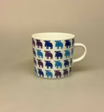 Krus - Porcelæn med Elge Blå Turkis Lilla, moz, MULLS57, kop, krus, svensk, motiv, elg, elsdyr, sjovt, gave, kaffe, te, kakao, tekrus, tekop, kaffekop, kaffekrus, kontor, personligt, biti, ribe, dansk, design, skandinavisk, scandi,