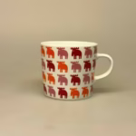 Krus - Porcelæn med Elge Rød Orange Pink, Moz, MULLS51, kop, krus, svensk, motiv, elg, elsdyr, sjovt, gave, kaffe, te, kakao, tekrus, tekop, kaffekop, kaffekrus, kontor, personligt, biti, ribe, dansk, design, skandinavisk, scandi,