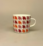 Krus - Porcelæn med Elge Rød Orange Pink, Moz, MULLS51, kop, krus, svensk, motiv, elg, elsdyr, sjovt, gave, kaffe, te, kakao, tekrus, tekop, kaffekop, kaffekrus, kontor, personligt, biti, ribe, dansk, design, skandinavisk, scandi,