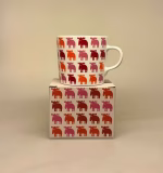 Krus - Porcelæn med Elge Rød Orange Pink, Moz, MULLS51, kop, krus, svensk, motiv, elg, elsdyr, sjovt, gave, kaffe, te, kakao, tekrus, tekop, kaffekop, kaffekrus, kontor, personligt, biti, ribe, dansk, design, skandinavisk, scandi,