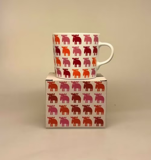 Krus - Porcelæn med Elge Rød Orange Pink, Moz, MULLS51, kop, krus, svensk, motiv, elg, elsdyr, sjovt, gave, kaffe, te, kakao, tekrus, tekop, kaffekop, kaffekrus, kontor, personligt, biti, ribe, dansk, design, skandinavisk, scandi,