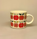 Krus - Porcelæn med Røde Æbler, vintage, retro, æblemotiv, æblemønster, æblekrus, rex, london, æbelmotiv, æbelmønster, hygge, hyggelig, biti, ribe, herlig, fin, sjov, keramik, gave, gaveide, student, studentergave