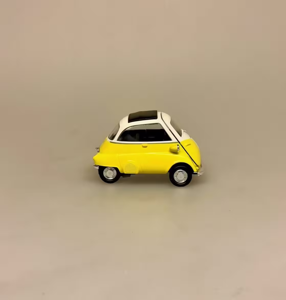 Modelbil BMW Isetta - Gul, citrongul, bmw, asfaltboble, kyssekugle, halleluja, bil, modelbil, kopi, original, 1950, retro, vogn, mini, sjov, kørekort, tillykke, ny, gammel, old school, gamle, old timers, symbolsk, bilforhandler, bilsamler, mekaniker, tysk, biti, ribe