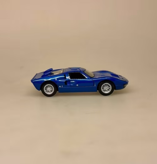 Modelbil Ford GT 40 - Blå, metallic, kongeblå, royal, blue, metallak, butterfly, døre, gti, old timer, old school, cool, hurtig, racer, racerbil, sportsvogn, benzin, fast car, modelbil, samler, mekaniker, kørekort, 18 år, symbolsk gave, gaveide, tillykke, drengerøv, drengebil, kontor, ungdom, biti, ribe, legendarisk, flot, sej, racerkører, le mans, formel 1,
