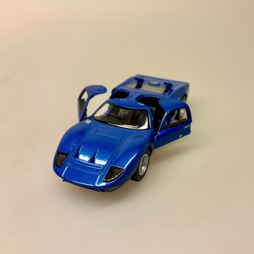 Modelbil Ford GT 40 - Blå, metallic, kongeblå, royal, blue, metallak, butterfly, døre, gti, old timer, old school, cool, hurtig, racer, racerbil, sportsvogn, benzin, fast car, modelbil, samler, mekaniker, kørekort, 18 år, symbolsk gave, gaveide, tillykke, drengerøv, drengebil, kontor, ungdom, biti, ribe, legendarisk, flot, sej, racerkører, le mans, formel 1,