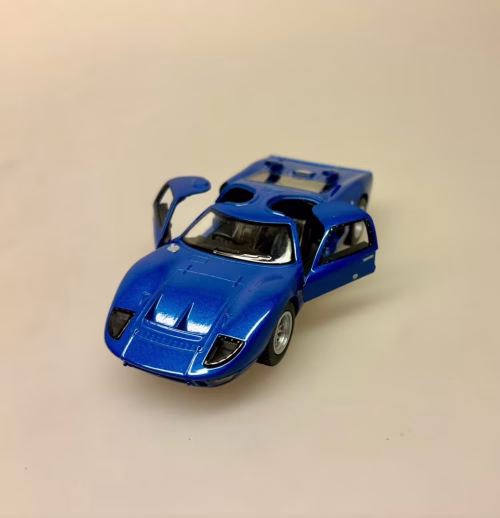 Modelbil Ford GT 40 - Blå, metallic, kongeblå, royal, blue, metallak, butterfly, døre, gti, old timer, old school, cool, hurtig, racer, racerbil, sportsvogn, benzin, fast car, modelbil, samler, mekaniker, kørekort, 18 år, symbolsk gave, gaveide, tillykke, drengerøv, drengebil, kontor, ungdom, biti, ribe, legendarisk, flot, sej, racerkører, le mans, formel 1,
