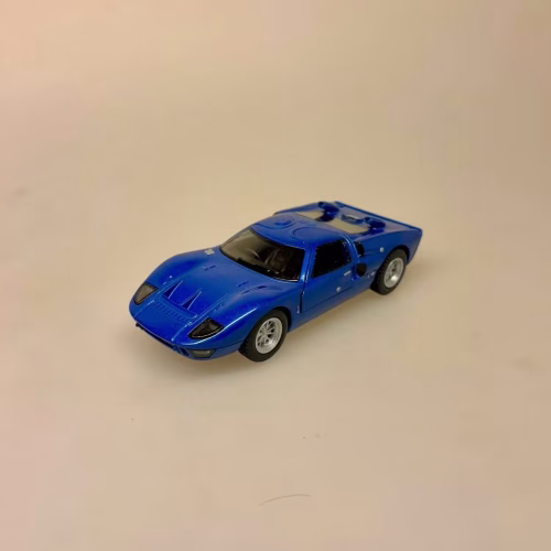 Modelbil Ford GT 40 - Blå, metallic, kongeblå, royal, blue, metallak, butterfly, døre, gti, old timer, old school, cool, hurtig, racer, racerbil, sportsvogn, benzin, fast car, modelbil, samler, mekaniker, kørekort, 18 år, symbolsk gave, gaveide, tillykke, drengerøv, drengebil, kontor, ungdom, biti, ribe, legendarisk, flot, sej, racerkører, le mans, formel 1,