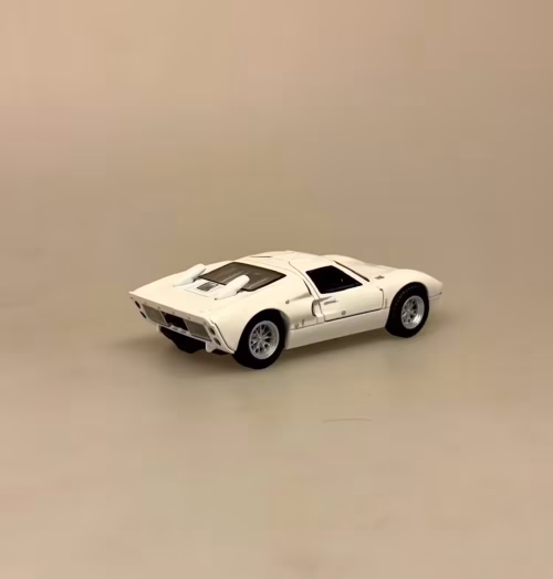 Modelbil Ford GT 40 - hvid, butterfly, døre, gti, old timer, old school, cool, hurtig, racer, racerbil, sportsvogn, benzin, fast car, modelbil, samler, mekaniker, kørekort, 18 år, symbolsk gave, gaveide, tillykke, drengerøv, drengebil, kontor, ungdom, biti, ribe, legendarisk, flot, sej, racerkører, le mans, formel 1,