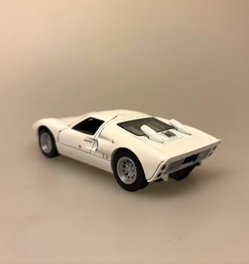 Modelbil Ford GT 40 - hvid, butterfly, døre, gti, old timer, old school, cool, hurtig, racer, racerbil, sportsvogn, benzin, fast car, modelbil, samler, mekaniker, kørekort, 18 år, symbolsk gave, gaveide, tillykke, drengerøv, drengebil, kontor, ungdom, biti, ribe, legendarisk, flot, sej, racerkører, le mans, formel 1,