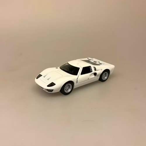 Modelbil Ford GT 40 - hvid, butterfly, døre, gti, old timer, old school, cool, hurtig, racer, racerbil, sportsvogn, benzin, fast car, modelbil, samler, mekaniker, kørekort, 18 år, symbolsk gave, gaveide, tillykke, drengerøv, drengebil, kontor, ungdom, biti, ribe, legendarisk, flot, sej, racerkører, le mans, formel 1,