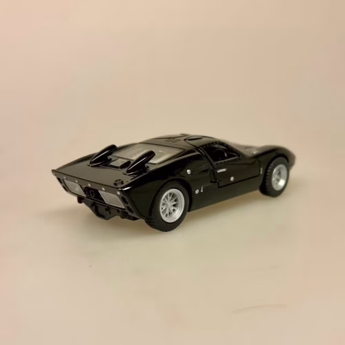 Modelbil Ford GT 40 - Sort, black rider, butterfly, døre, gti, old timer, old school, cool, hurtig, racer, racerbil, sportsvogn, benzin, fast car, modelbil, samler, mekaniker, kørekort, 18 år, symbolsk gave, gaveide, tillykke, drengerøv, drengebil, kontor, ungdom, biti, ribe, legendarisk, flot, sej, racerkører, le mans, formel 1,
