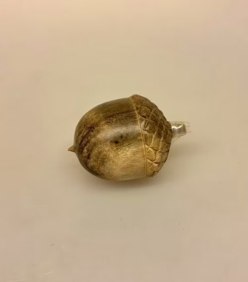 Agern - Håndskåret af Træ Stort, ice age, magisk, olden, oldenår, egetræ, frugter, efterårspynt, træsnit, træskærearbejde, håndlavet, kunst, kunsthåndværk, dekoration, træpynt, træophæng, nordisk, design, stil, indretning, gave, gaveide, biti, ribe, håndlavede, Ei-S, DLW, trylleagern,