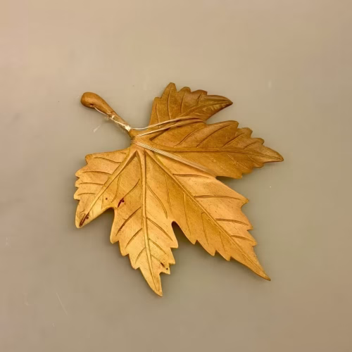 Ahornblad - Håndskåret af Træ - Lille, træblad, træskærearbejde, træpynt, nordisk, stil, design, kunst, kunsthåndværk, boligindretning, særlig, flot, speciel, ophæng, pynt, ahorn, træsnit, håndlavet, håndarbejde, biti, ribe, suar, AB-S, lindwurm