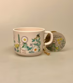 Elsa Beskow Krus - Blomsterfesten, Elsa Beskow Skål - Blomsterfesten, blomsterbørn, rätt start, 3103, ny, moderne, nyfortolket, serie, børneskål, børneservice, dyb, tallerken, skål, ymerskål, elsa beskow, svensk, poetisk, gave, gaveide, barnedåb, barnebarn, barselsgave, baby shower, gaveide, til børn, yndig, sød, særlig, ide, melamain, baby, småbørn, spise selv, biti, ribe