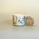 Elsa Beskow Krus - Blomsterfesten, Elsa Beskow Skål - Blomsterfesten, blomsterbørn, rätt start, 3103, ny, moderne, nyfortolket, serie, børneskål, børneservice, dyb, tallerken, skål, ymerskål, elsa beskow, svensk, poetisk, gave, gaveide, barnedåb, barnebarn, barselsgave, baby shower, gaveide, til børn, yndig, sød, særlig, ide, melamain, baby, småbørn, spise selv, biti, ribe