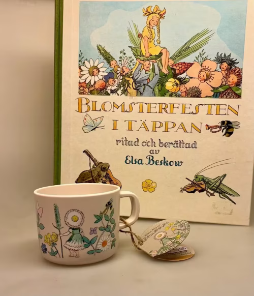 Elsa Beskow Krus - Blomsterfesten, Elsa Beskow Skål - Blomsterfesten, blomsterbørn, rätt start, 3103, ny, moderne, nyfortolket, serie, børneskål, børneservice, dyb, tallerken, skål, ymerskål, elsa beskow, svensk, poetisk, gave, gaveide, barnedåb, barnebarn, barselsgave, baby shower, gaveide, til børn, yndig, sød, særlig, ide, melamain, baby, småbørn, spise selv, biti, ribe