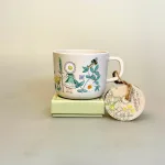 Elsa Beskow Krus - Blomsterfesten, Elsa Beskow Skål - Blomsterfesten, blomsterbørn, rätt start, 3103, ny, moderne, nyfortolket, serie, børneskål, børneservice, dyb, tallerken, skål, ymerskål, elsa beskow, svensk, poetisk, gave, gaveide, barnedåb, barnebarn, barselsgave, baby shower, gaveide, til børn, yndig, sød, særlig, ide, melamain, baby, småbørn, spise selv, biti, ribe