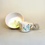 Elsa Beskow Krus - Blomsterfesten, Elsa Beskow Skål - Blomsterfesten, blomsterbørn, rätt start, 3103, ny, moderne, nyfortolket, serie, børneskål, børneservice, dyb, tallerken, skål, ymerskål, elsa beskow, svensk, poetisk, gave, gaveide, barnedåb, barnebarn, barselsgave, baby shower, gaveide, til børn, yndig, sød, særlig, ide, melamain, baby, småbørn, spise selv, biti, ribe