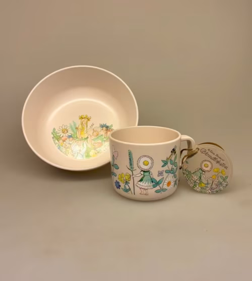 Elsa Beskow Krus - Blomsterfesten, Elsa Beskow Skål - Blomsterfesten, blomsterbørn, rätt start, 3103, ny, moderne, nyfortolket, serie, børneskål, børneservice, dyb, tallerken, skål, ymerskål, elsa beskow, svensk, poetisk, gave, gaveide, barnedåb, barnebarn, barselsgave, baby shower, gaveide, til børn, yndig, sød, særlig, ide, melamain, baby, småbørn, spise selv, biti, ribe