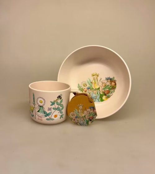 Elsa Beskow Krus - Blomsterfesten, Elsa Beskow Skål - Blomsterfesten, blomsterbørn, rätt start, 3103, ny, moderne, nyfortolket, serie, børneskål, børneservice, dyb, tallerken, skål, ymerskål, elsa beskow, svensk, poetisk, gave, gaveide, barnedåb, barnebarn, barselsgave, baby shower, gaveide, til børn, yndig, sød, særlig, ide, melamain, baby, småbørn, spise selv, biti, ribe