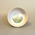 Elsa Beskow Skål - Blomsterfesten, blomsterbørn, rätt start, 3103, ny, moderne, nyfortolket, serie, børneskål, børneservice, dyb, tallerken, skål, ymerskål, elsa beskow, svensk, poetisk, gave, gaveide, barnedåb, barnebarn, barselsgave, baby shower, gaveide, til børn, yndig, sød, særlig, ide, melamain, baby, småbørn, spise selv, biti, ribe