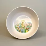 Elsa Beskow Skål - Blomsterfesten, blomsterbørn, rätt start, 3103, ny, moderne, nyfortolket, serie, børneskål, børneservice, dyb, tallerken, skål, ymerskål, elsa beskow, svensk, poetisk, gave, gaveide, barnedåb, barnebarn, barselsgave, baby shower, gaveide, til børn, yndig, sød, særlig, ide, melamain, baby, småbørn, spise selv, biti, ribe