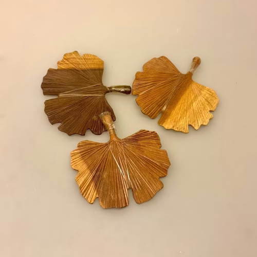 Gingkoblad - Håndskåret af Træ - Lille, træblad, gingko, bilopa, tempeltræ, vifteformede, håndsnittede, træskærerarbejde, stræskærer, nordisk, indretning, design, natur, stilfuldt, særligt, naturligt, pynt, bæredygtig, unst, indretning, træblad, gaveide, særlig, biti, ribe, håndlavet, kunsthåndværk