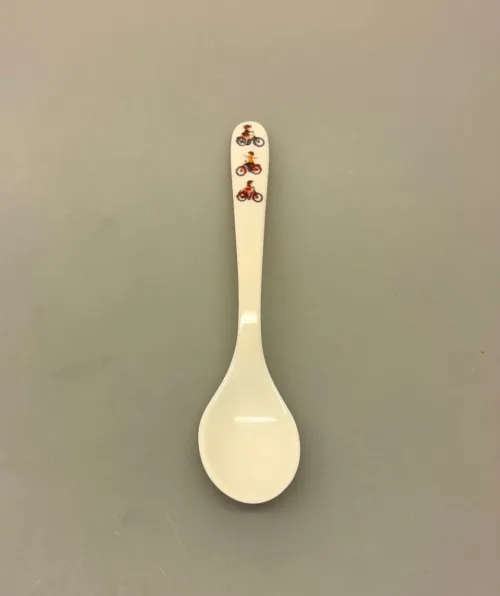 Lotta fra Spetakelmagergade - Ske med Cykler, Lotta fra Spetakelmagergade - Ske med Cykel, teske, lille, ske, melaminske, Lotta fra Spetakelmagergade - 2 skeer, ske, melamin, ske, yoghurt, mos, grød, teske, Lotta fra Spetakelmagergade, astrid lindgren, ilon wikland, lotta, lotte, fra spetakelmagergade, kan nemlig cykle, gave, gaveide, til børn, piger, børneske, service, børneservice, dåbsgave, fødselsdag, baby, småbørn, barnedåb, barselsgave, baby shower, biti, ribe, svensk, nostalgisk,