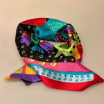 Silketørklæde Bandana Laurel Burch, nicki tuch, bandana, silketørklæde, eksklusivt, smart, charmeklud, halsen, lille, kvadratisk, fed, silke, kulørt, katte, fisk, hund, dyr, laurel, burch, kunstner, silketryk, biti, ribe, klare, farver, farverigt, satin, silkesatin,