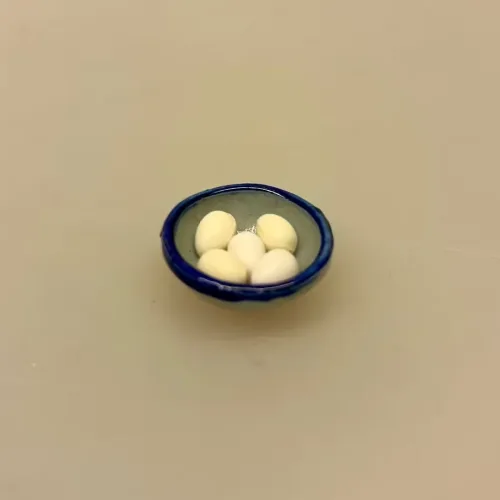 Kun én af Hver - Keramik Fad med Saltglasur og 5 Æg,miniaturer, køkkenting, bagning, symbolsk, sjov, sangskjuler, bagekursus, den store bagedyst, nisser, nisseting, nissedør, nissebo, nissetilbehør, ting til, dukkehus, sylvanian, maileg, sættekasse, sætterkasse, sangskjuler, tale, gavekort, samler, små, ting, biti, ribe, mini