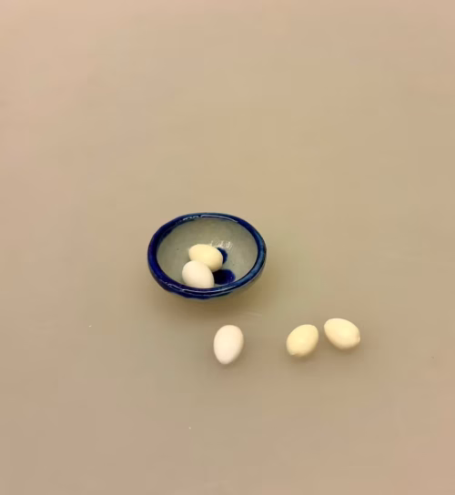 Kun én af Hver - Keramik Fad med Saltglasur og 5 Æg,miniaturer, køkkenting, bagning, symbolsk, sjov, sangskjuler, bagekursus, den store bagedyst, nisser, nisseting, nissedør, nissebo, nissetilbehør, ting til, dukkehus, sylvanian, maileg, sættekasse, sætterkasse, sangskjuler, tale, gavekort, samler, små, ting, biti, ribe, mini